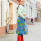 Blauer Midirock mit Muster und Schleifen an den Taschen
