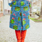 Blauer Midirock mit Muster und Schleifen an den Taschen