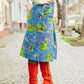 Blauer Midirock mit Muster und Schleifen an den Taschen