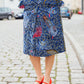 Blau-roter Midirock mit Schleifen an den Taschen