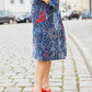 Blau-roter Midirock mit Schleifen an den Taschen