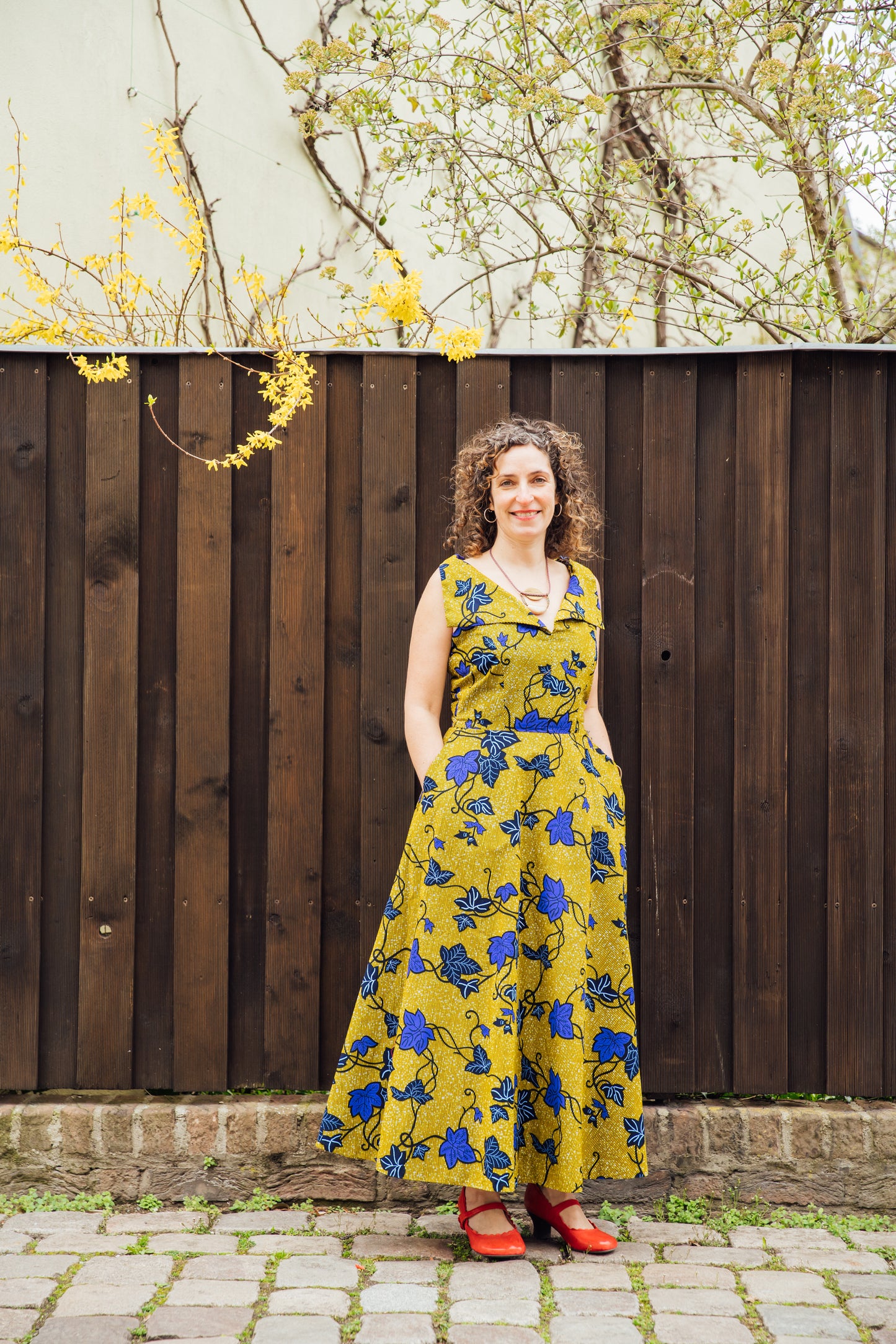 Gelbes Sommerkleid mit blauen Blattmuster
