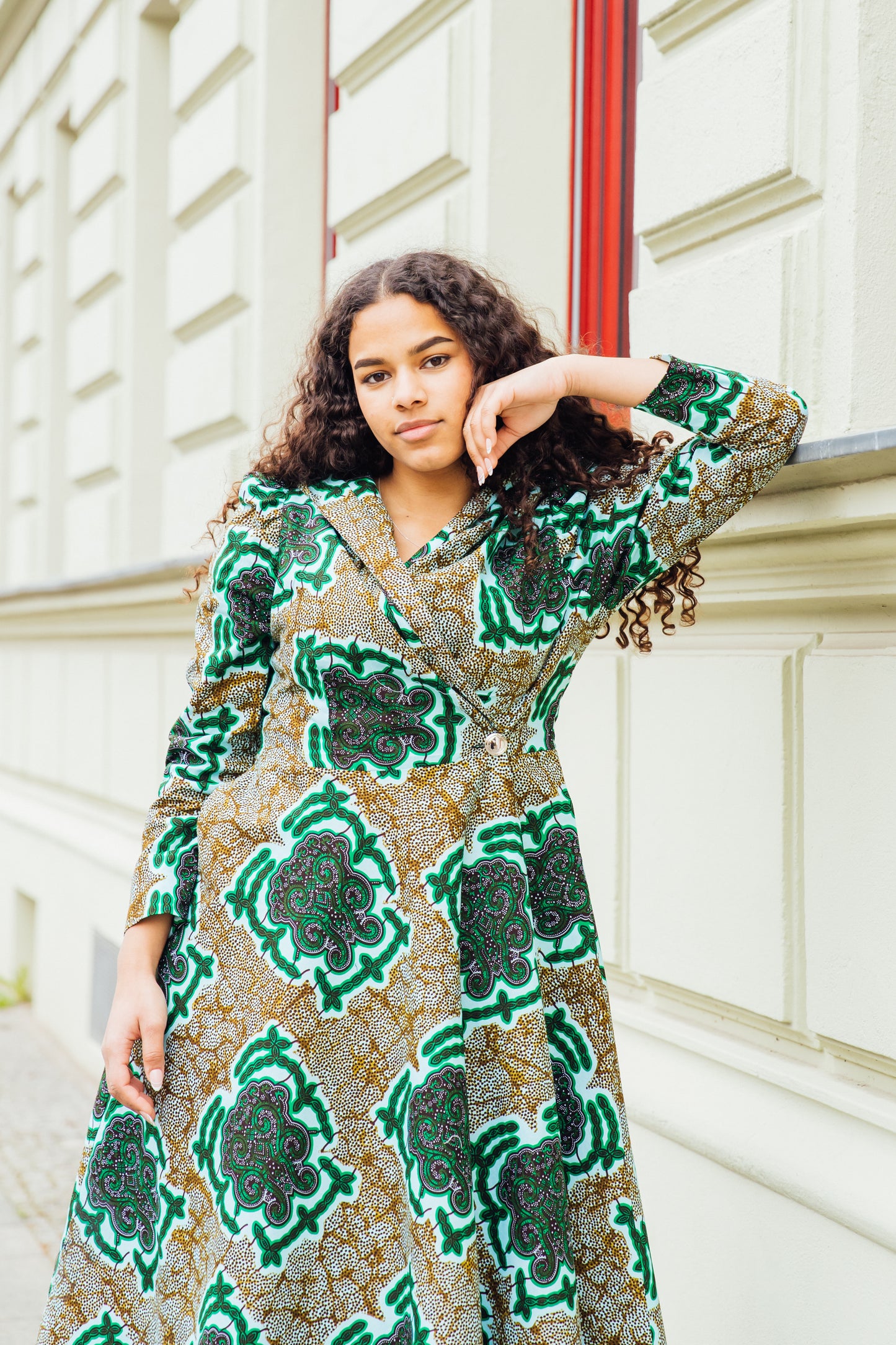 Hoodie-Wickelkleid aus grünem African Print
