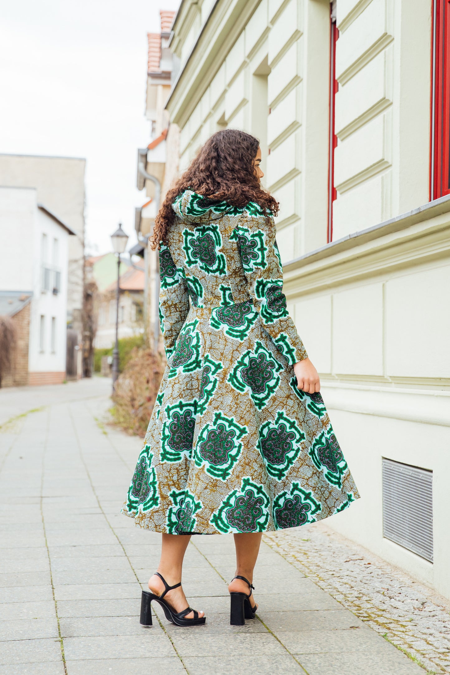 Hoodie-Wickelkleid aus grünem African Print