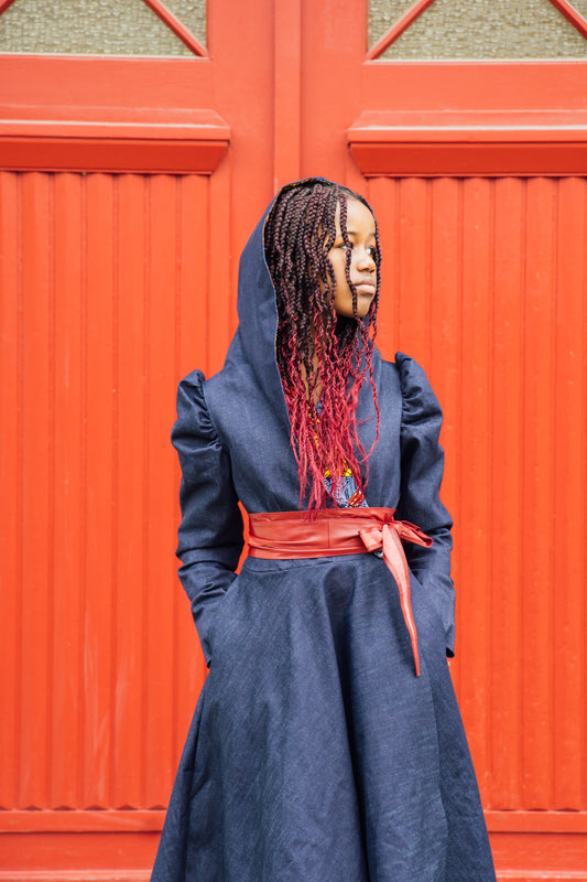 Denim-Hoodie-Wickelkleid mit rotem African-Print