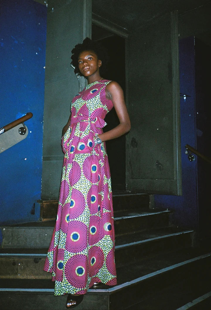 Bild mit einer Frau, die ein langes afrikanisches Kleid der einzigartigen Mode von Joray Fashions trägt.